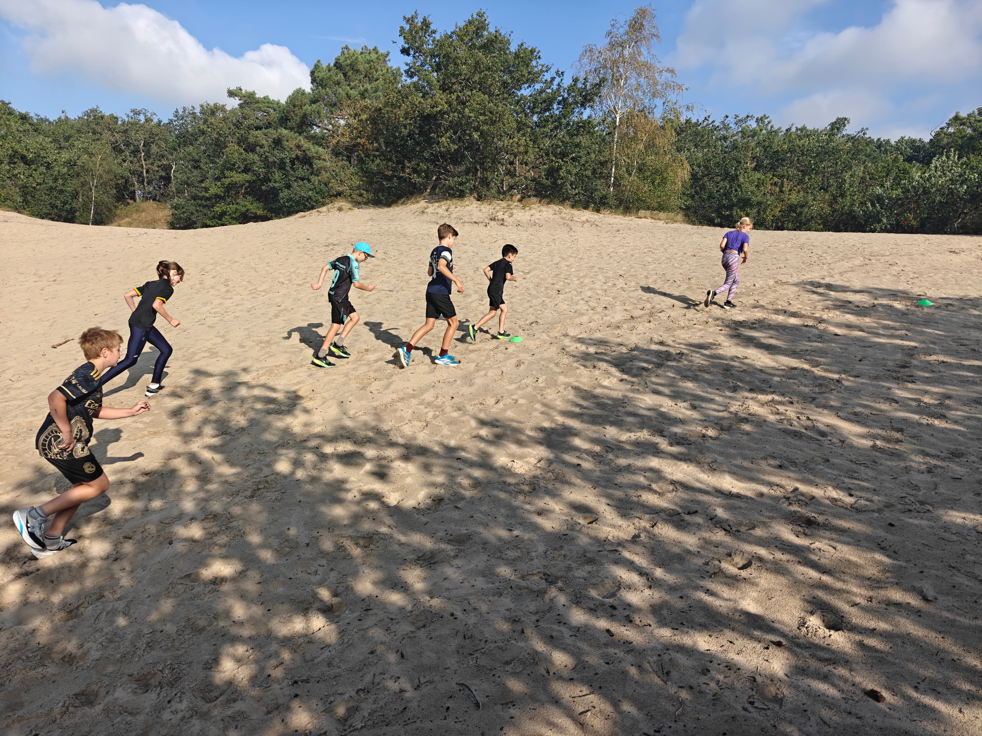 Eerste duintraining van het seizoen: zand, zon en lachende gezichten